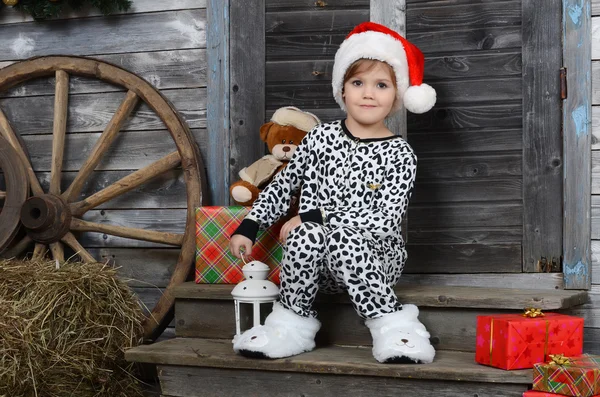 Niña en sombrero de Santa con regalos de Navidad — Foto de Stock