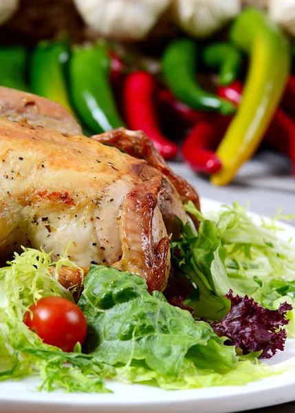 Baked hen with salad — Stock Photo, Image