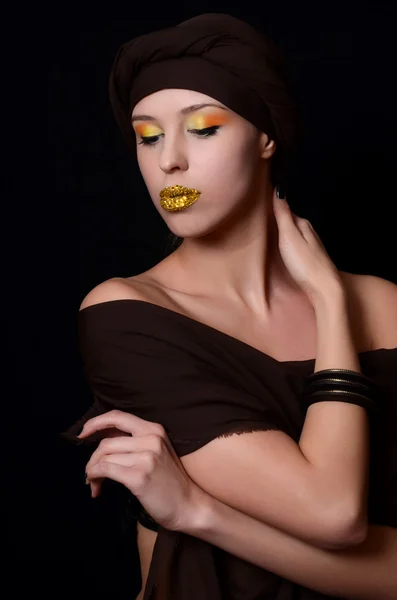 Mulher em turbante com maquiagem criativa — Fotografia de Stock