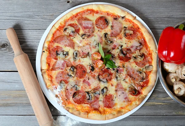 Italská pizza s olivami a salám — Stock fotografie