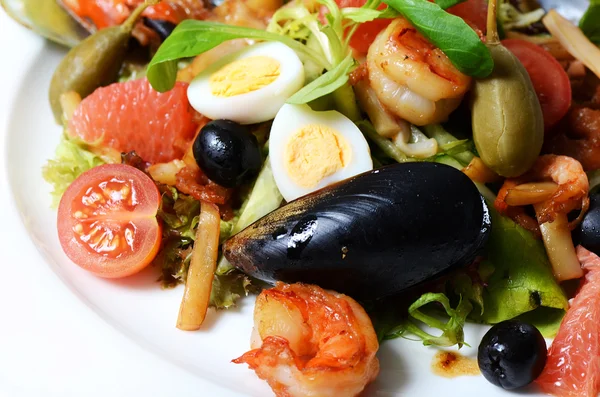 La ensalada con los mariscos con el calamar, el filete de atún, la carne de los mejillones — Foto de Stock