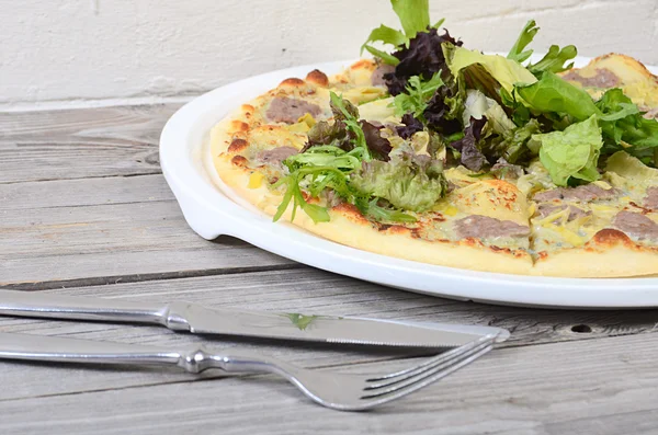 Italienische Pizza mit Wurst und Artischocken — Stockfoto
