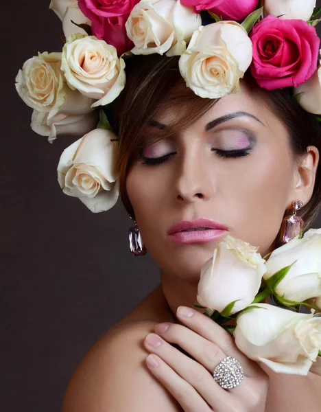 Donna bruna con corona di fiori — Foto Stock