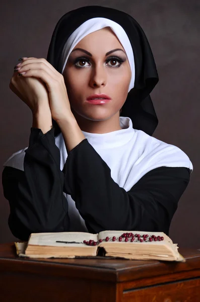 Jovem freira atraente orando — Fotografia de Stock