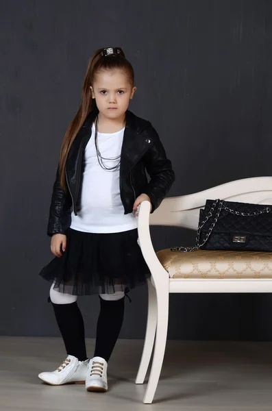 Fille enfant portant une veste noire — Photo