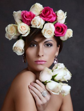 Pembe çiçek çelenk ile esmer kadın