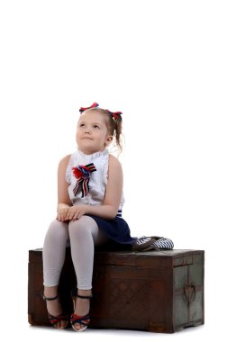 göğüs üzerinde oturan küçük kız