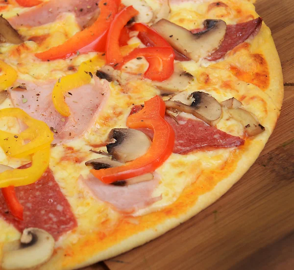 Smakelijke Italiaanse pizza — Stockfoto