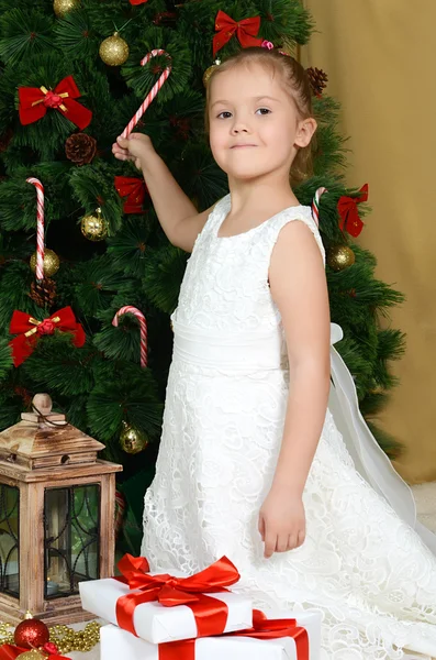 Petite fille à l'arbre de Noël — Photo