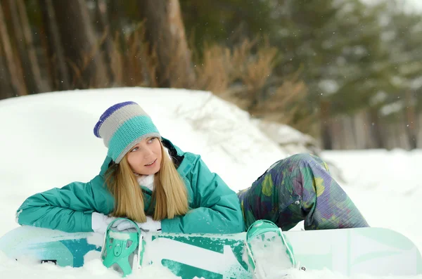 Mädchen mit Snowboard auf Schnee — Stockfoto