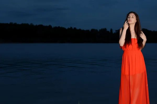 Mujer elegante cerca del río — Foto de Stock