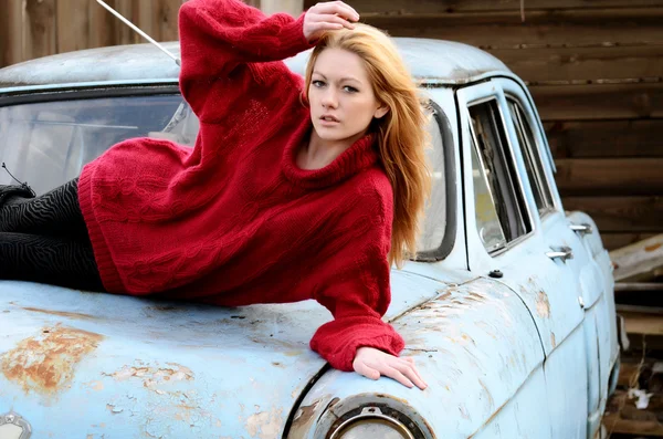 Mujer en coche retro — Foto de Stock