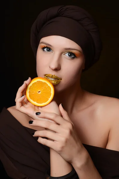 Beautiful woman in turban — Stock Photo, Image