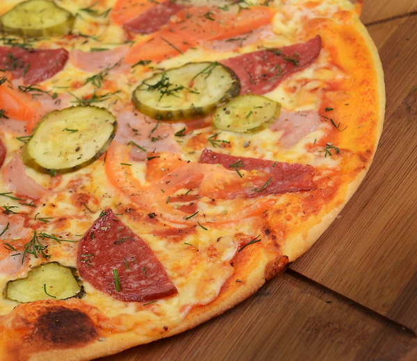 Smakelijke Italiaanse pizza — Stockfoto