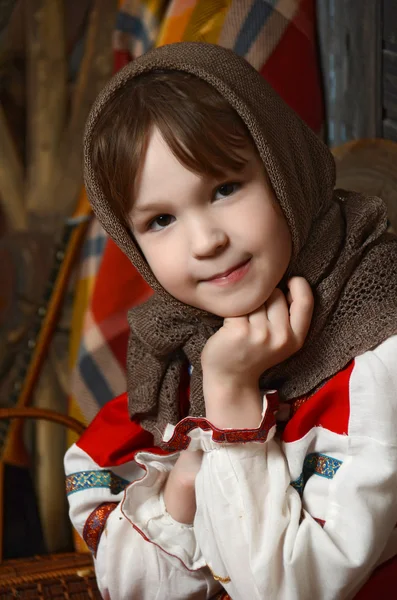 Belle fille en costume russe — Photo