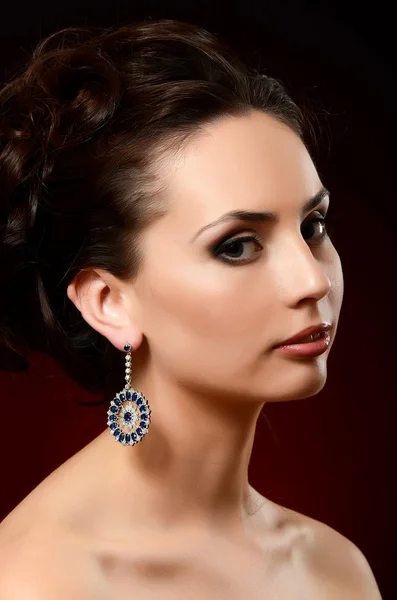 Femme en bijoux boucles d'oreilles — Photo