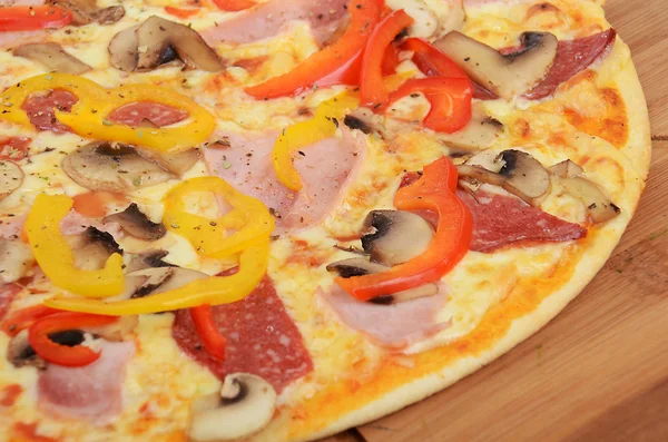 Smakelijke Italiaanse pizza — Stockfoto