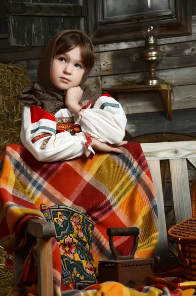 Mooi meisje in Russische kostuum — Stockfoto