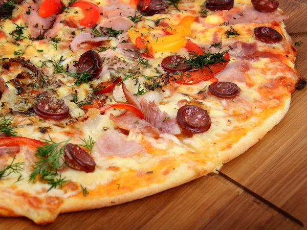 Smakelijke Italiaanse pizza — Stockfoto