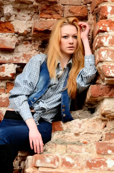 Lady inclinada uma parede de pedra — Fotografia de Stock