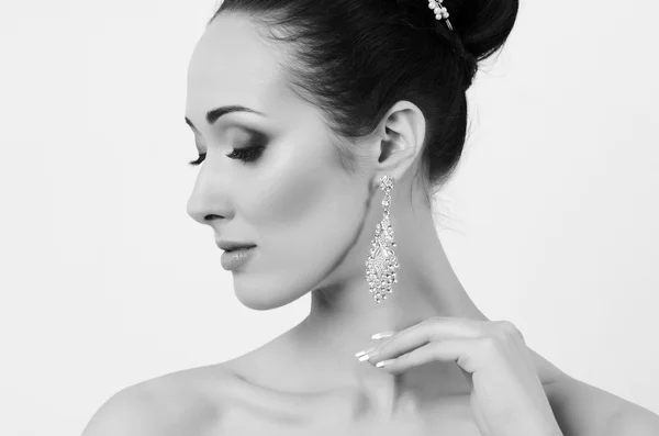 Vrouw in dure earring — Stockfoto