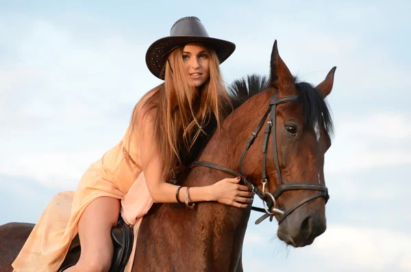 Mulher atraente no cavalo — Fotografia de Stock