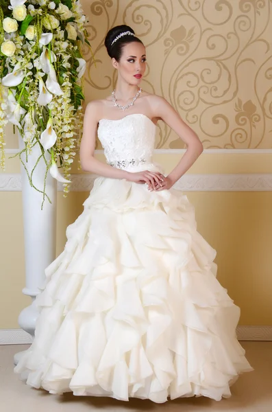 Bruden i lyxiga bröllopsklänning — Stockfoto