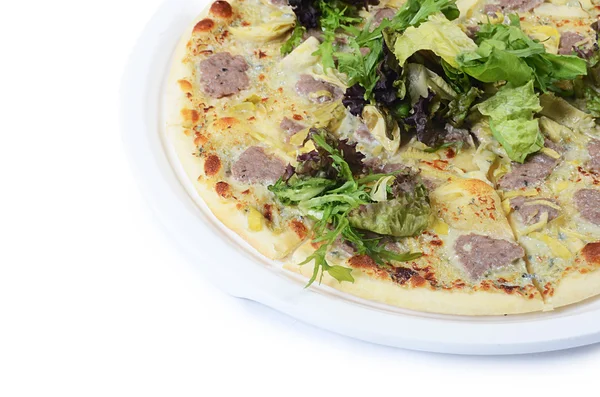 Pizza med korv och kronärtskockor — Stockfoto