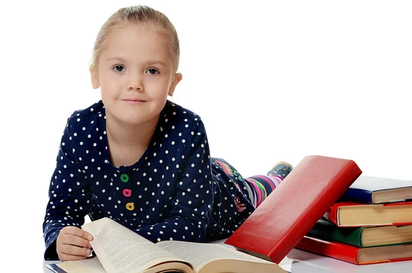 Menina leitura livro — Fotografia de Stock