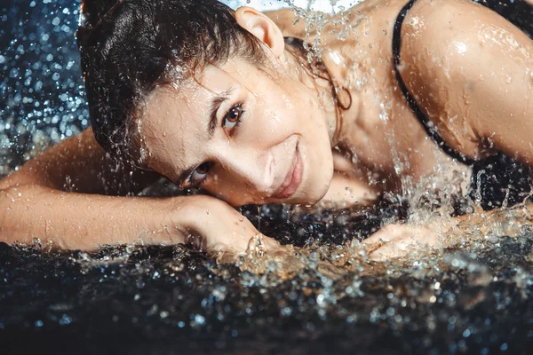Primo piano di bella giovane donna sdraiata in acqua . — Foto Stock