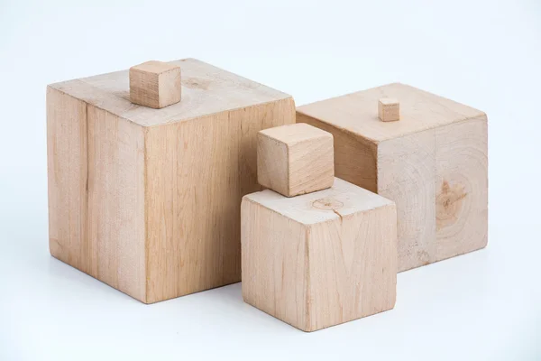 Деревянные кубики разных размеров . — стоковое фото