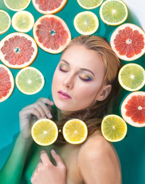 Mavi su parlak deri ile güzel kadın