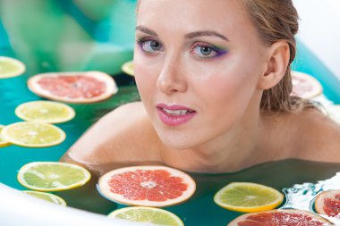 Mavi su parlak deri ile güzel kadın