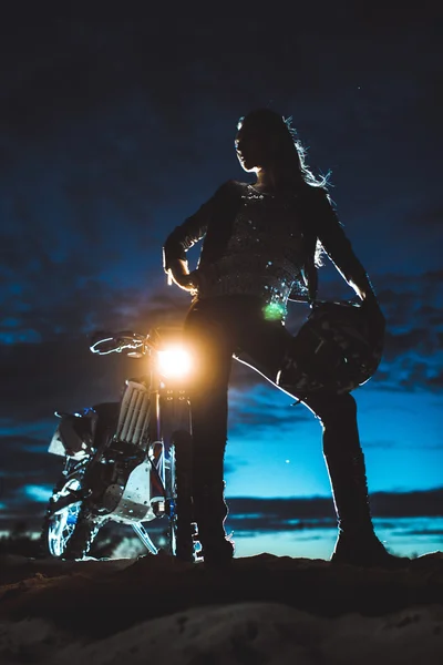 摩托车的女人的剪影 — 图库照片