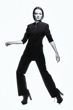 Eğilim. Siyah şık lüks iddialı kadın. Yüksek moda