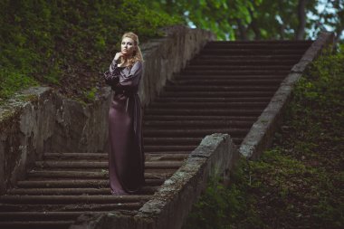 Ahşap merdiven genç kadın