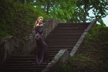 Ahşap merdiven genç kadın