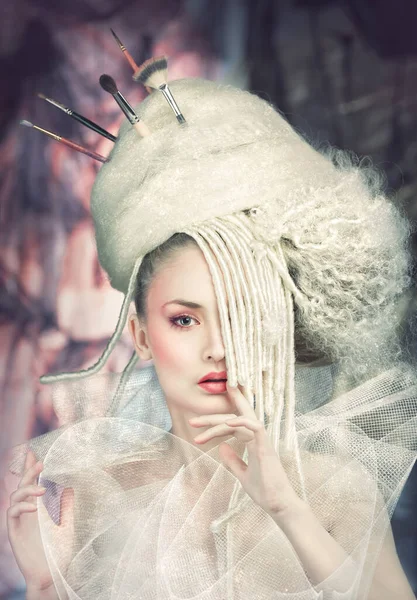 Retrato Uma Mulher Com Cabelo Branco Penteado Escova — Fotografia de Stock