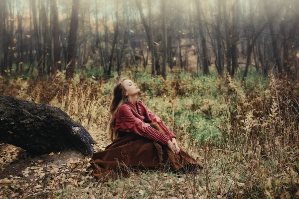 Mujer Disfrutando Del Aire Libre Bosque Otoño Fotos De Stock