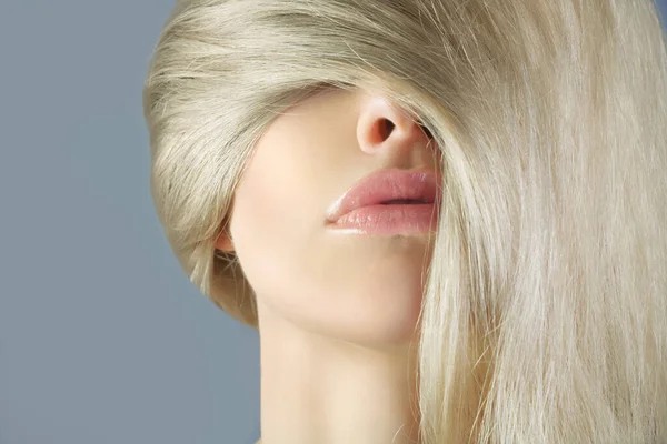 Μακριά Μαλλιά Ξανθά Στο Πρόσωπο Μιας Γυναίκας — Φωτογραφία Αρχείου