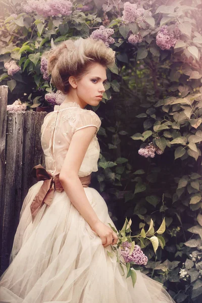 Portrait Mariée Avec Des Fleurs Profil — Photo