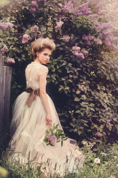 Schöne Braut Mit Blumen Rückblick — Stockfoto