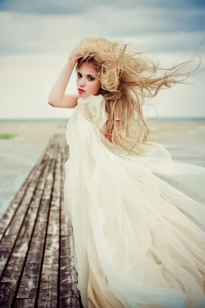 Mulher Bonita Vestido Noiva Com Seu Cabelo Voando Vento Cais — Fotografia de Stock