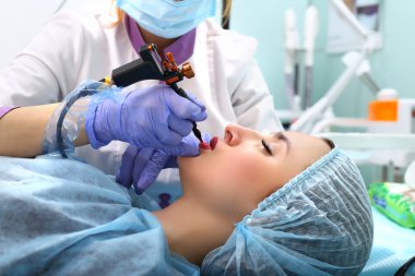 Kadının yüzünde kalıcı makyaj yapma güzellik uzmanı