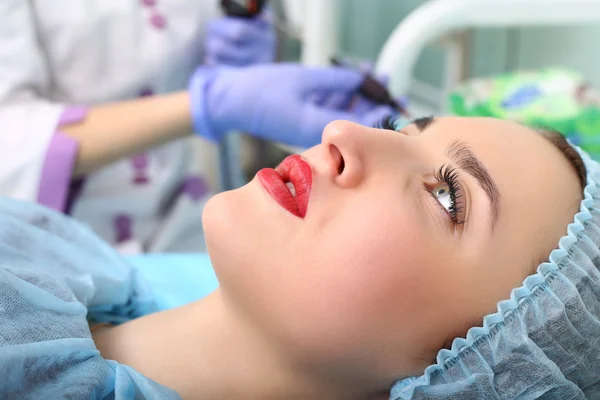 Cosmetologist fazendo maquiagem permanente no rosto da mulher — Fotografia de Stock