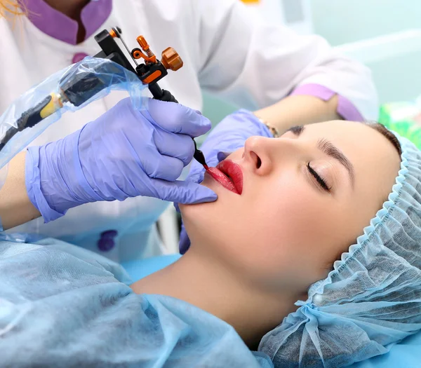 Cosmetólogo haciendo maquillaje permanente en la cara de la mujer —  Fotos de Stock