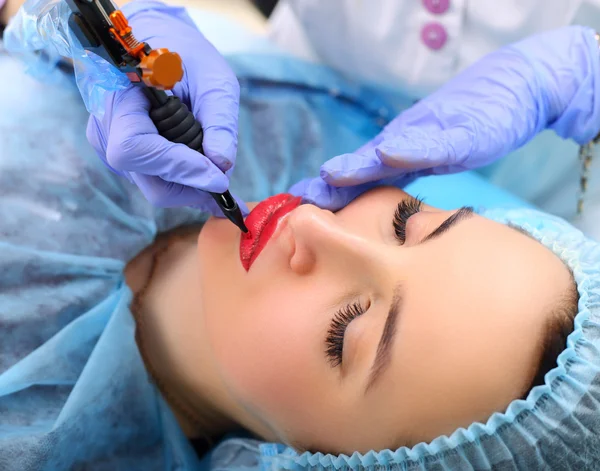 Cosmetólogo haciendo maquillaje permanente en la cara de la mujer —  Fotos de Stock