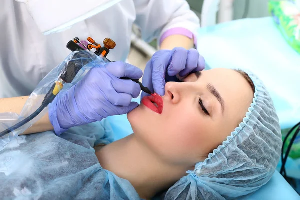 Cosmetólogo haciendo maquillaje permanente en la cara de la mujer — Foto de Stock