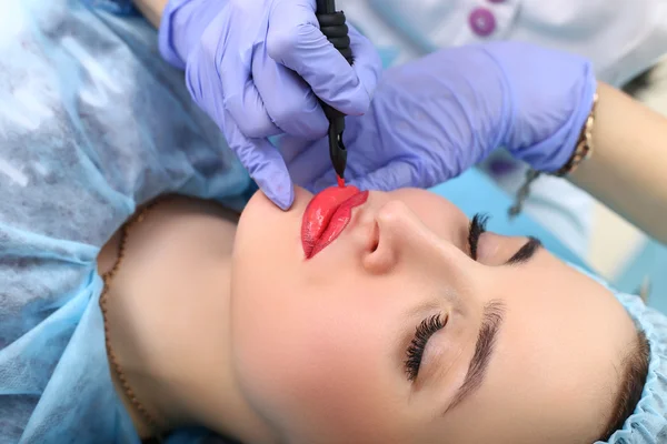 Cosmetólogo haciendo maquillaje permanente en la cara de la mujer —  Fotos de Stock