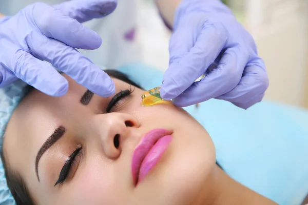 Procedure voor de toepassing van vitamine serum. — Stockfoto